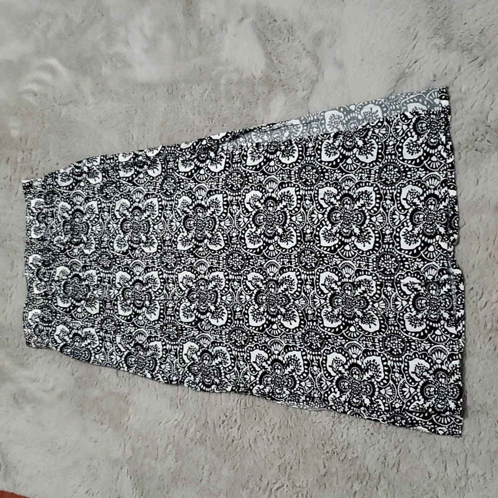 Old Navy black and white skirt size S